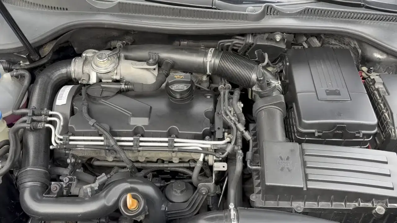 Motor de Golf V 1.9 TDI 105cv. Se aprecian componentes como el turbo, EGR y caja de fusibles, posibles focos de problemas.