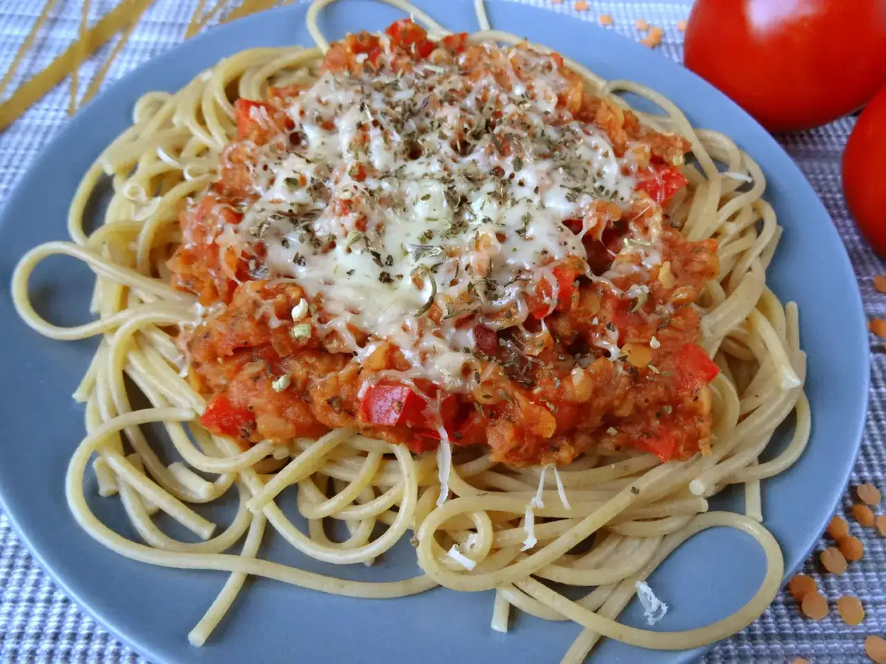 Pyszne spaghetti z sosem pomidorowym i soczewicą, zapieczone z serem. Oto co można zrobić z makaronu spaghetti!