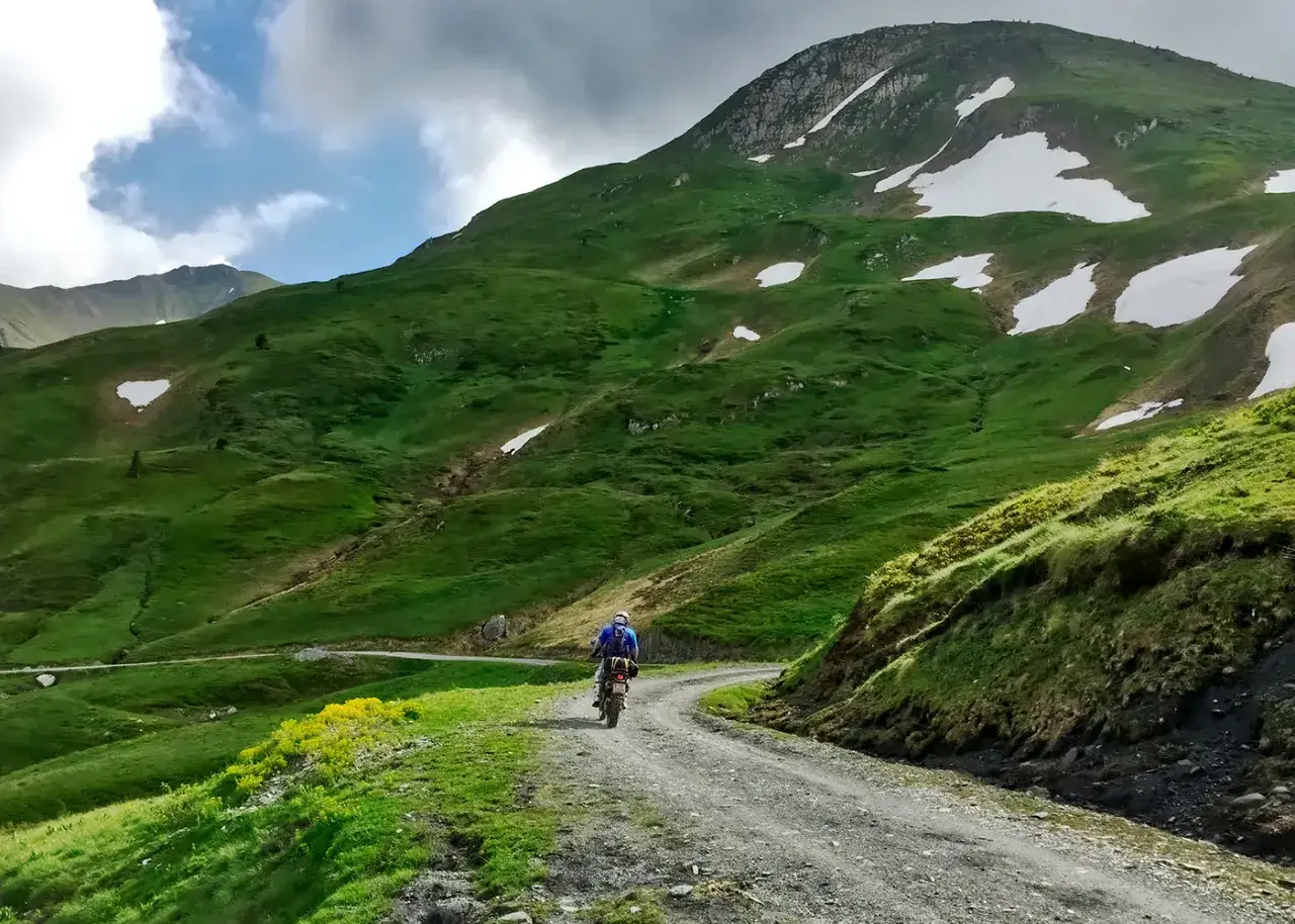 Un motociclista esplora i verdi pendii montuosi della Spagna, un'avventura di 10 giorni tra sentieri sterrati e macchie di neve.