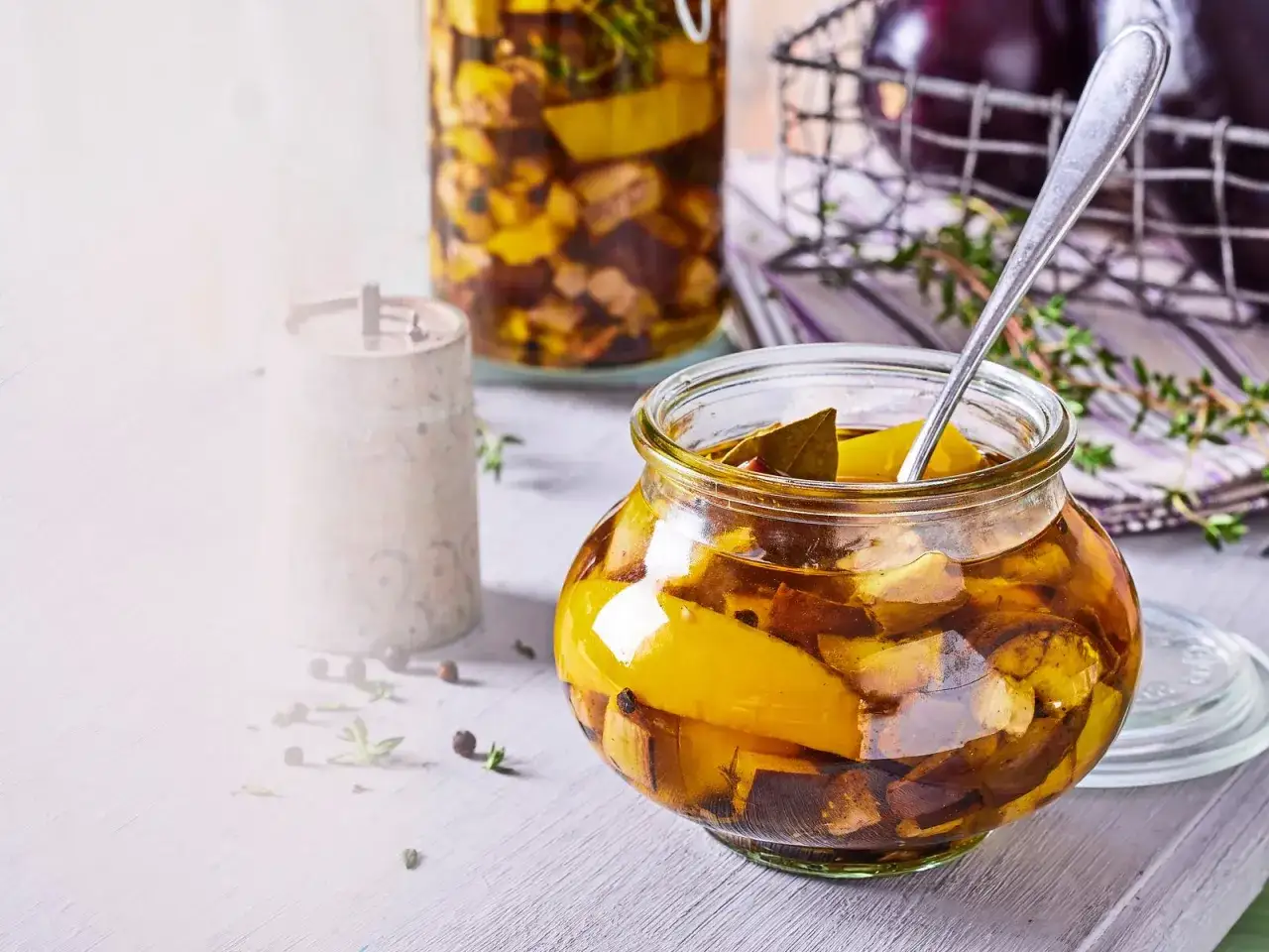 Eingemachte Auberginen in einem Glas, bereit zum Einkochen. Mit Kr&auml;utern und Gew&uuml;rzen verfeinert.
