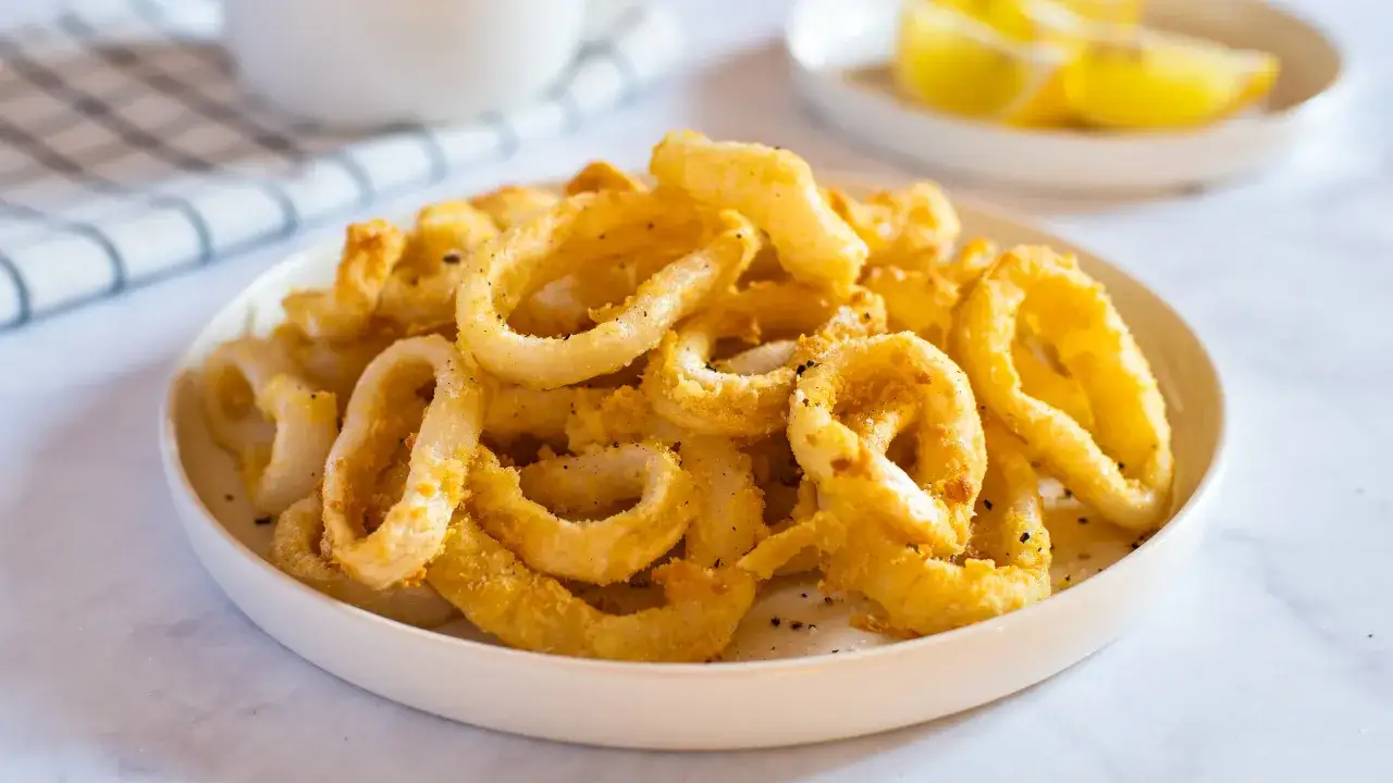Anelli di totano dorati e croccanti, cotti alla perfezione nella friggitrice ad aria. Un antipasto sfizioso e leggero.