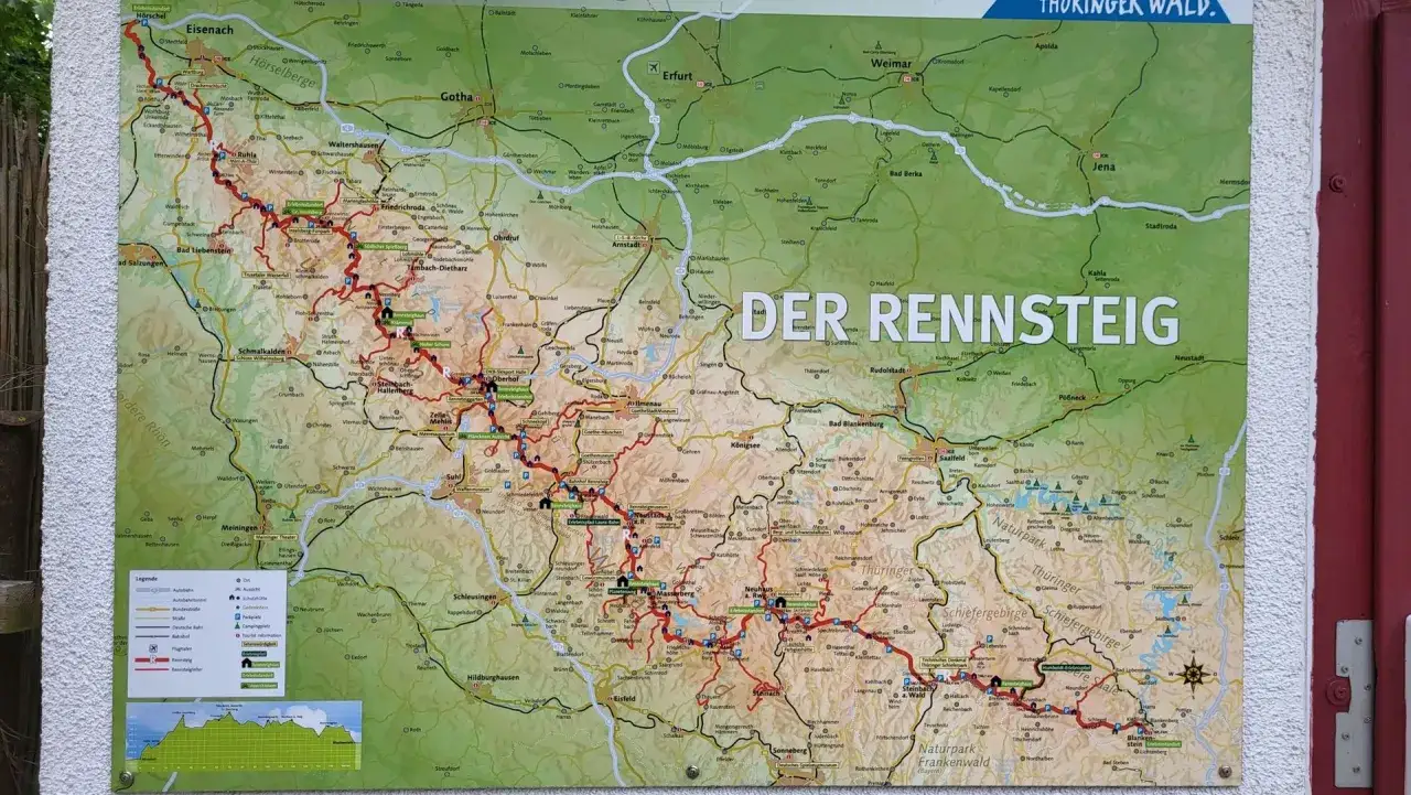 Karte des Rennsteigs, ein Wanderweg durch den Thüringer Wald. Komoot-Symbole markieren Sehenswürdigkeiten und Orte entlang der Route.