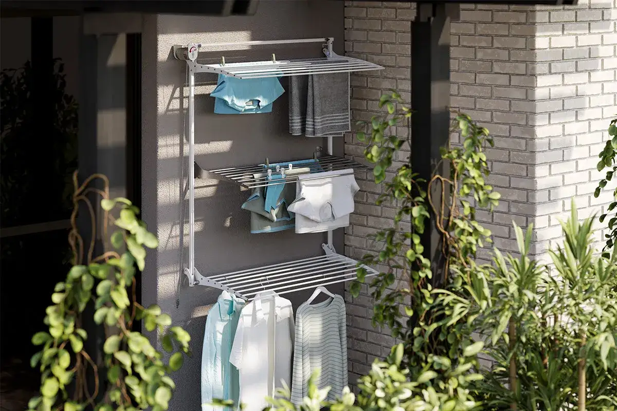 Étagère murale pour le séchage du linge, une alternative pratique à l'évacuation sèche-linge. Vêtements suspendus sur plusieurs niveaux.