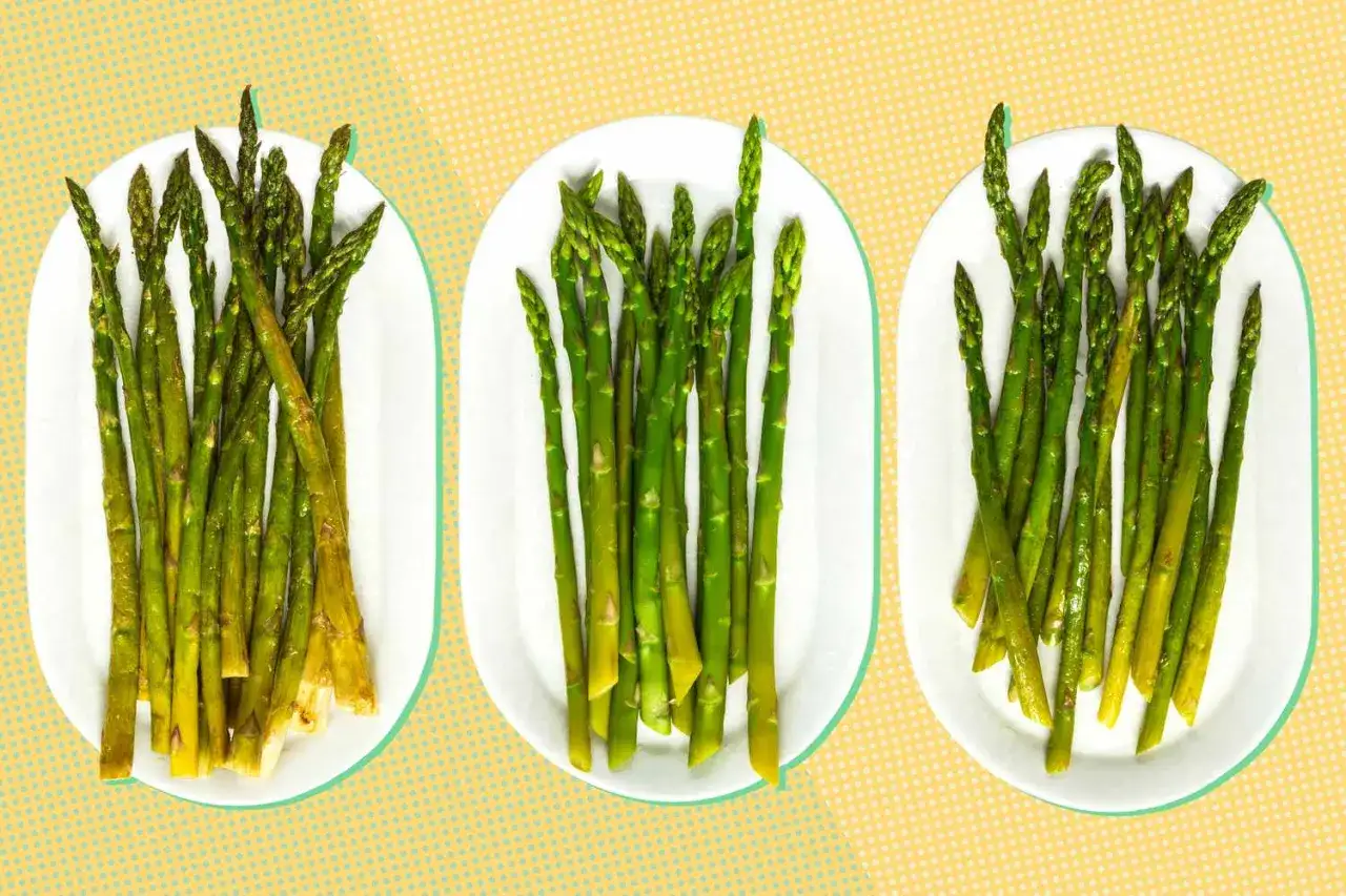 Tres platos blancos con espárragos verdes cocidos, listos para servir. Aprende como cocinar espárragos de forma sencilla y deliciosa.