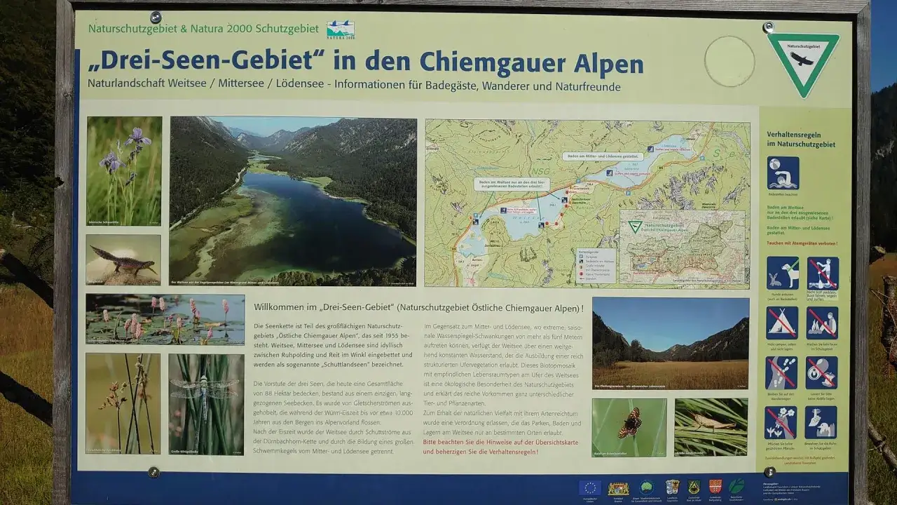 Der **weitsee rundweg** führt durch das Naturschutzgebiet „Drei-Seen-Gebiet“ in den Chiemgauer Alpen. Die Karte zeigt die Seen Weitsee, Mittersee und Lödensee.
