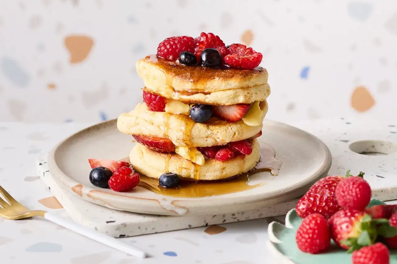 En h&ouml;g med fluffiga japanska pannkakor, toppade med f&auml;rska b&auml;r och sirap. En h&auml;rlig frukost eller dessert.