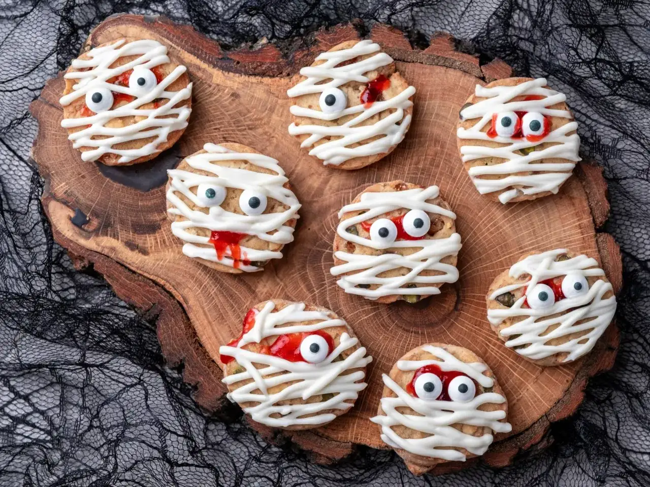 Halloweenowe ciastka domowe, udekorowane ciastka Halloween