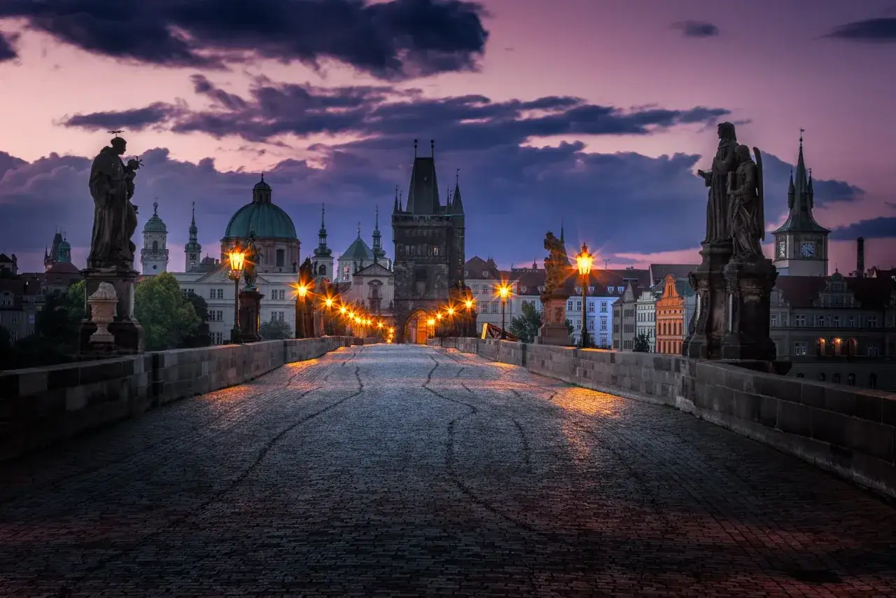 Praga Most Karola wsch&oacute;d słońca