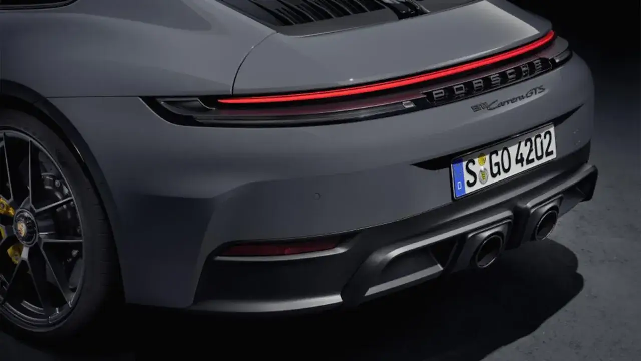 Porsche 911 Carrera GTS Hybrid: Heckansicht mit markanten R&uuml;ckleuchten, Doppelrohr-Auspuff und sportlichem Diffusor.