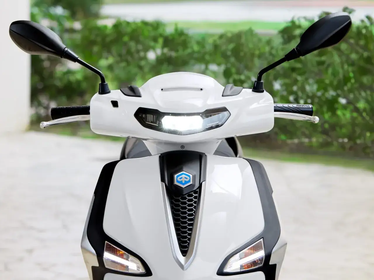 Detalle frontal de una Piaggio Liberty 125, lista para rodar. Su peso es ideal para la ciudad.
