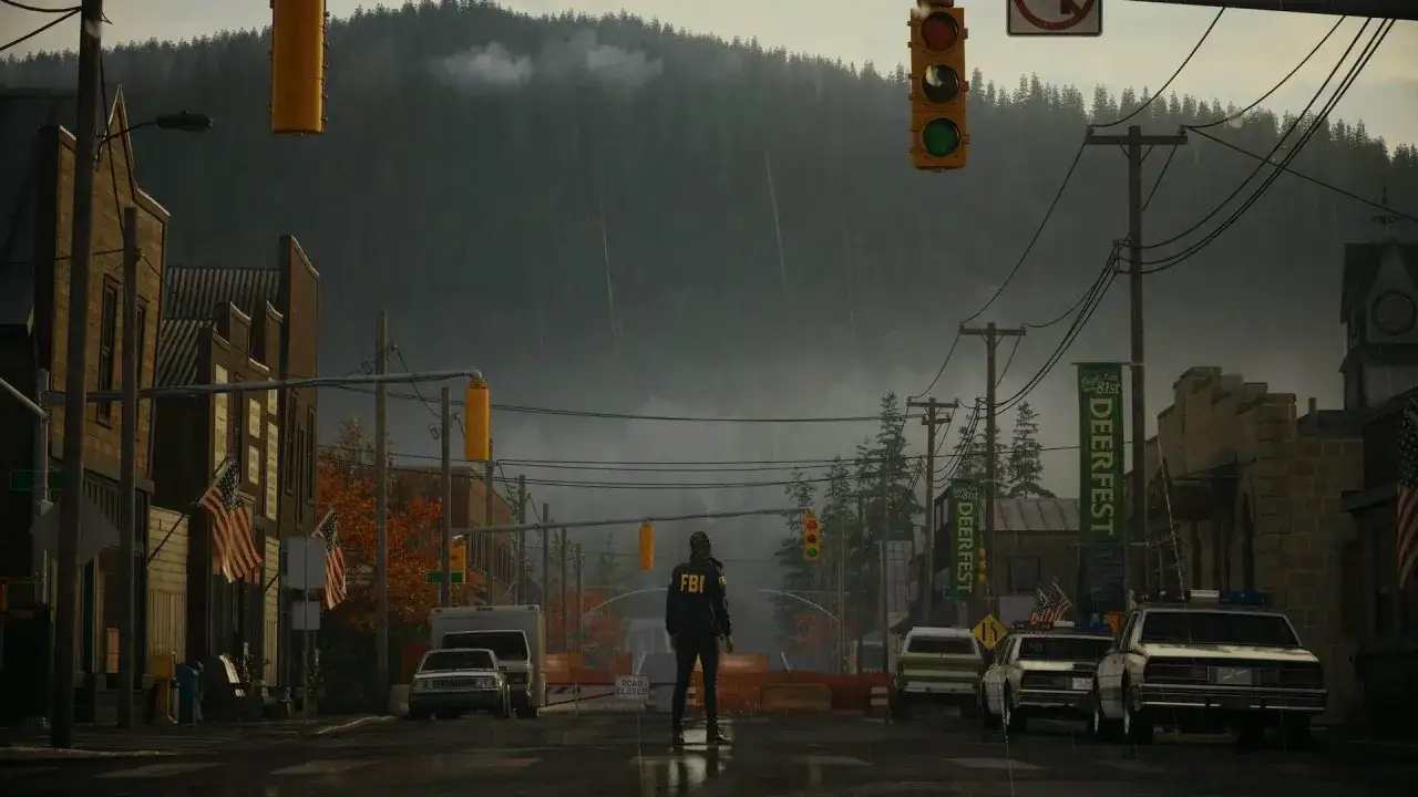 FBI-Agentin steht auf verlassener Straße. Ein düsterer Ausblick, der an einen Alan Wake 2 Test erinnert.