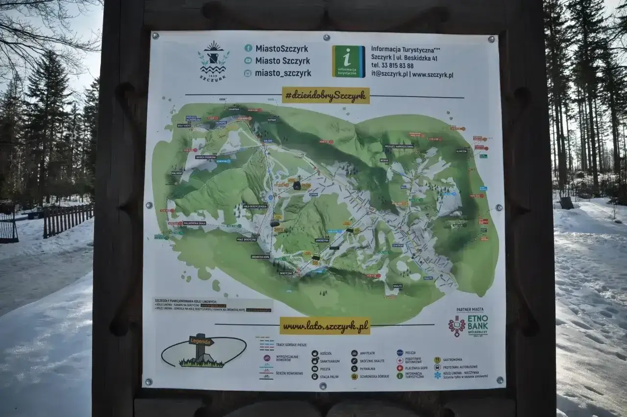 Mapa turystyczna Szczyrku z zaznaczonymi skrzyczne szlaki. Widoczne koleje linowe, trasy piesze i rowerowe.