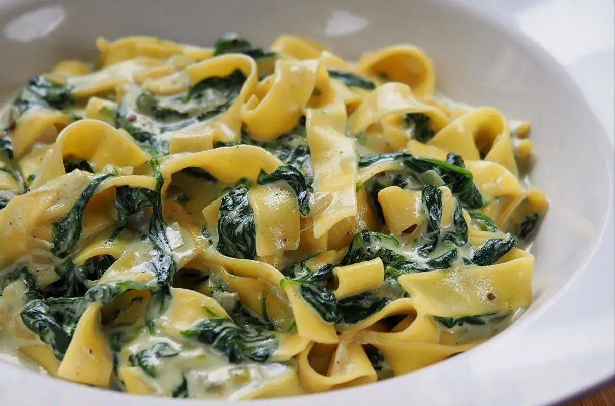 Pappardelle z kremowym sosem, szpinakiem i gorgonzolą. Pyszne danie, które zachwyci każdego smakosza.