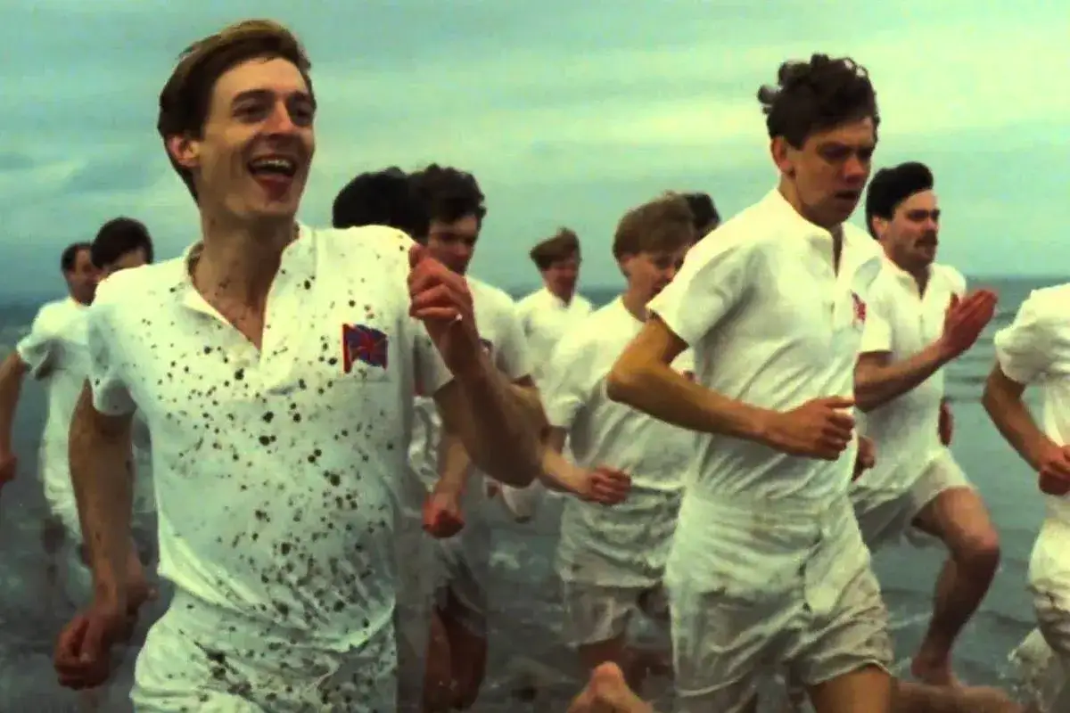 Giovani atleti corrono in mare, un'emozionante scena da film sportivi storie vere.