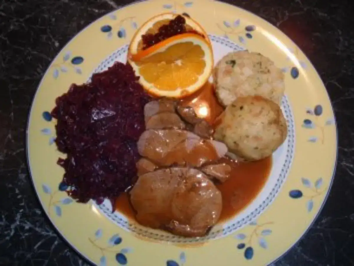Reh-Gericht mit Rotkohl, Klößen und Orangenscheibe. Einfache reh rezepte für ein Festmahl.