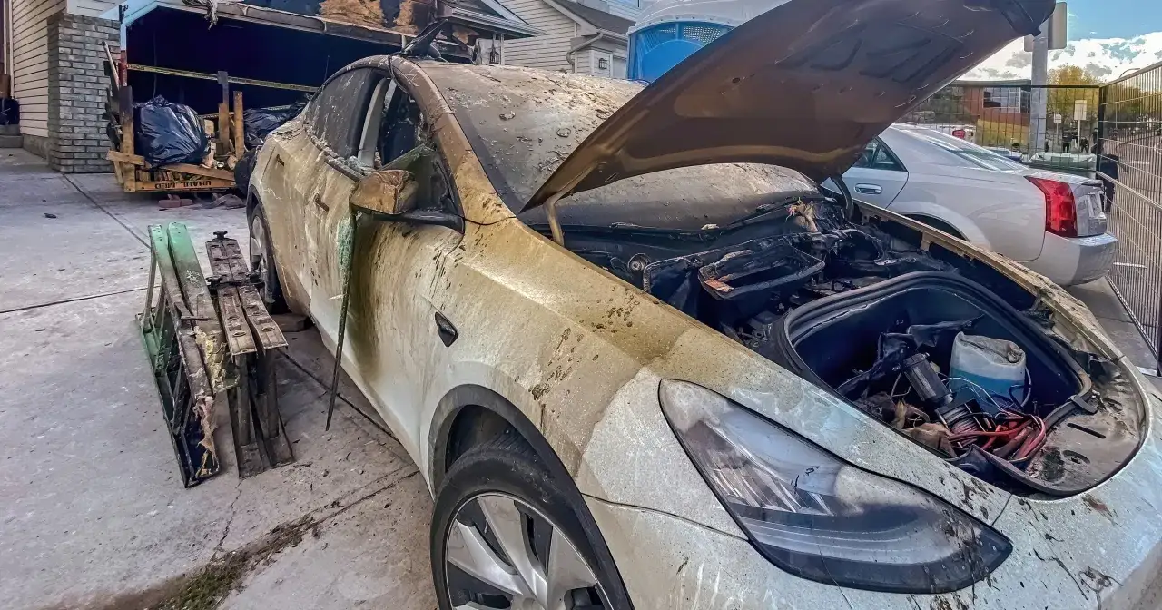 Spalony samochód elektryczny, być może wyjaśnienie, dlaczego w 2026 r. wzrosła liczba pożarów w warsztatach przez błędy w ładowaniu baterii.