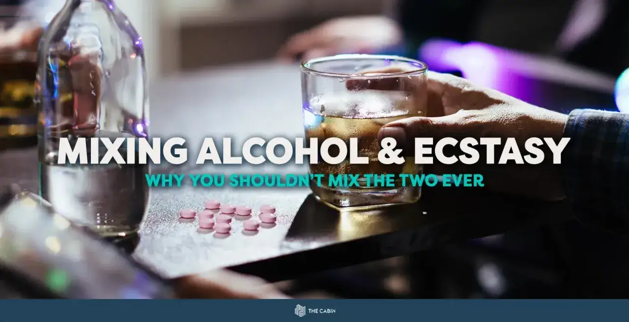 Różowe tabletki, przypominające molly, leżą obok butelki i szklanki z alkoholem. Napis głosi: