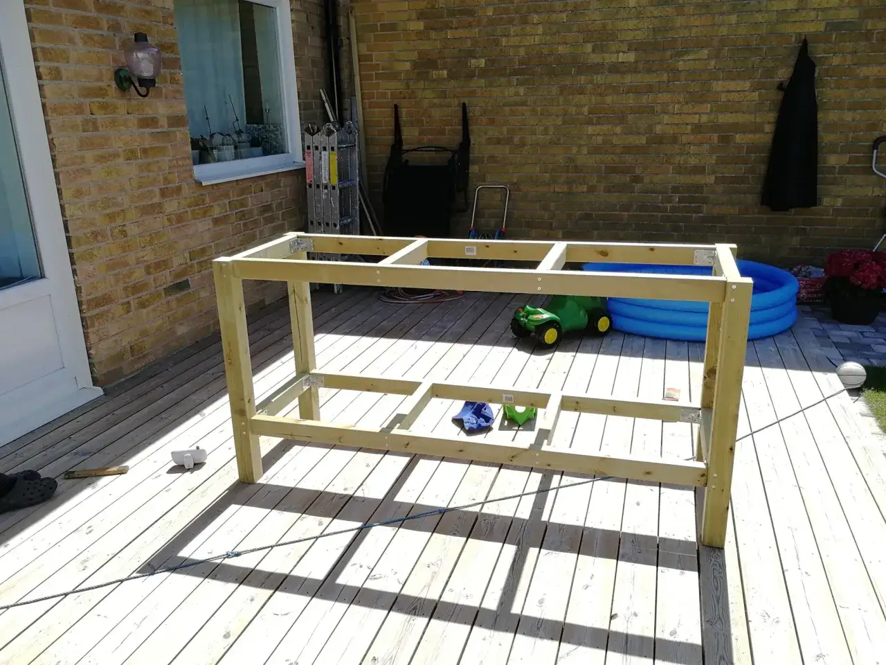 Påbörjat projekt för att bygga grillbord. Trästomme står på altanen, redo för nästa steg.
