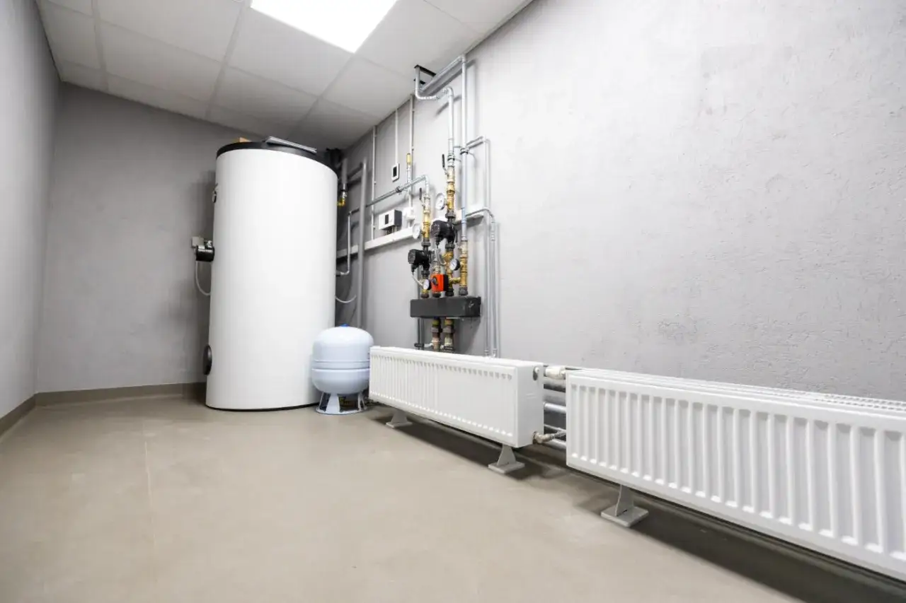 Instalacja grzewcza z bojlerem i grzejnikami. Separator zanieczyszczeń powinien być zamontowany w miejscu łatwo dostępnym do konserwacji.