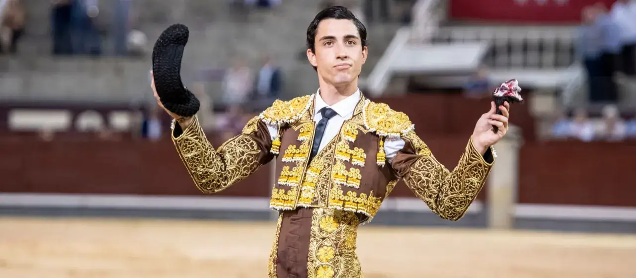 Francisco Jos&eacute; Espada, torero, saluda con su montera y una oreja en la mano, luciendo su traje de luces bordado.
