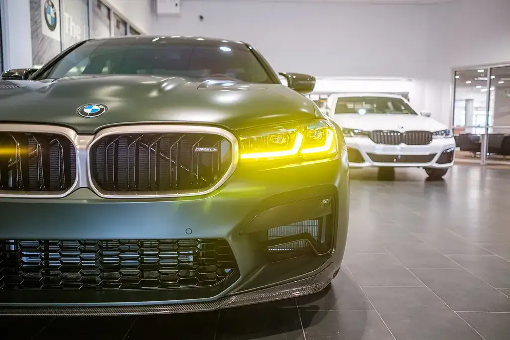 BMW M5 CS detale Gold Bronze i żółte światła