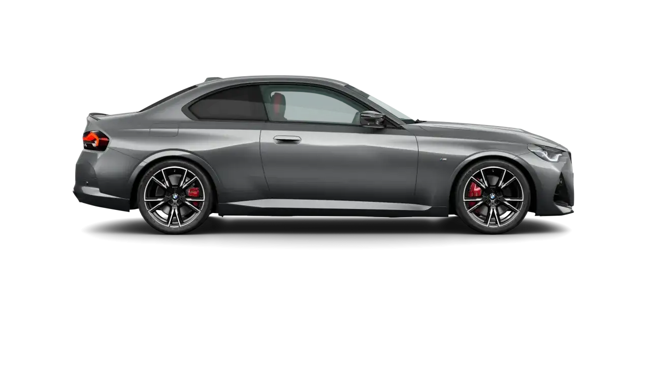 Szare BMW G42 z czerwonymi zaciskami hamulcowymi i sportowymi felgami, widok z boku.