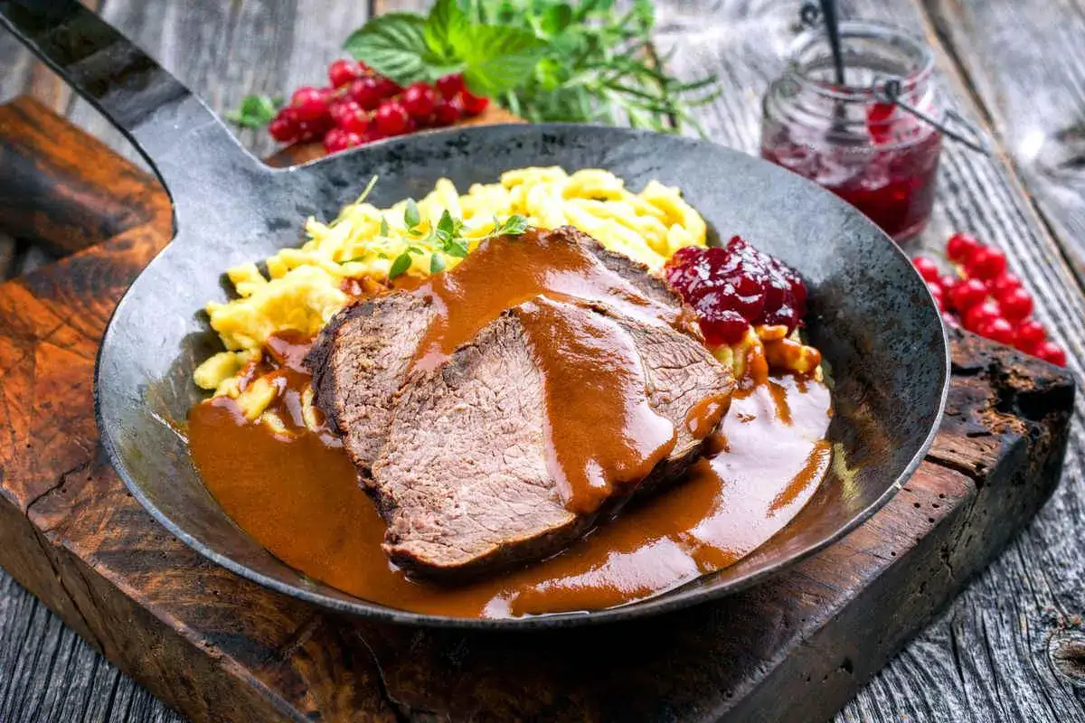 Succulento brasato al barolo, servito in padella con spätzle e composta di ribes.