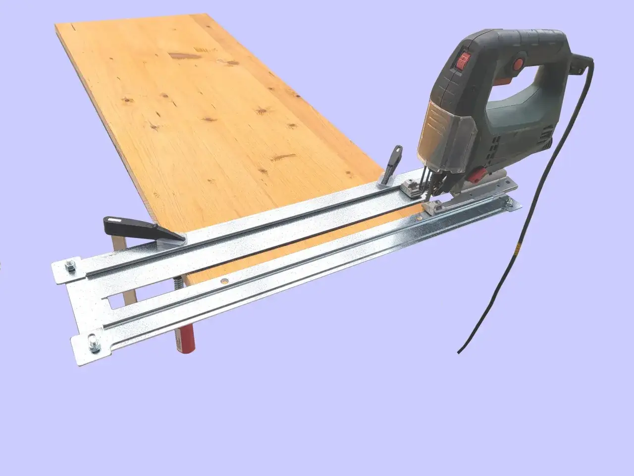 Guide pour apprendre comment couper droit avec une scie sauteuse. Un accessoire métallique guide la scie sur une planche de bois.