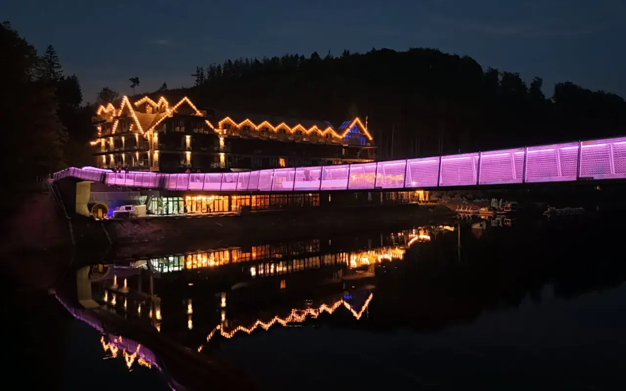Oświetlony most i hotel nad jeziorem, idealne na weekendowe wypady. Ciekawe miejsca do 100 km od Katowic.