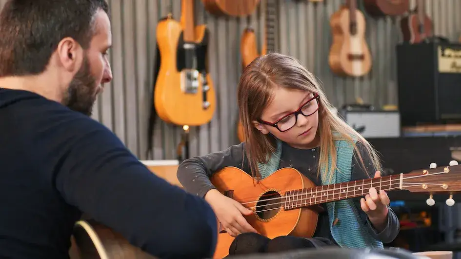 Szczęśliwa osoba grająca na ukulele, początkujący