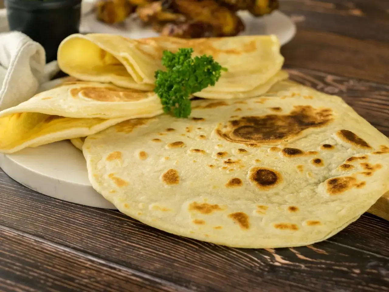 Frisch gebackenes Pfannenbrot-Rezept, goldbraun und fluffig, garniert mit Petersilie. Perfekt für jede Mahlzeit!