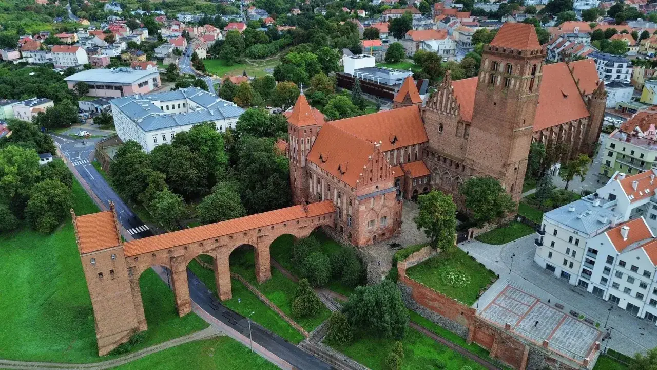 Kwidzyn atrakcje na weekend: imponująca katedra i zamek z charakterystycznym mostem. Idealne miejsce na spacer i odkrywanie historii.