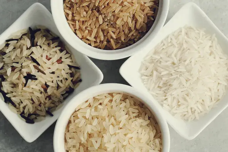 r&oacute;żne rodzaje białego ryżu, ryż długoziarnisty, ryż basmati, ryż jaśminowy, ryż parboiled