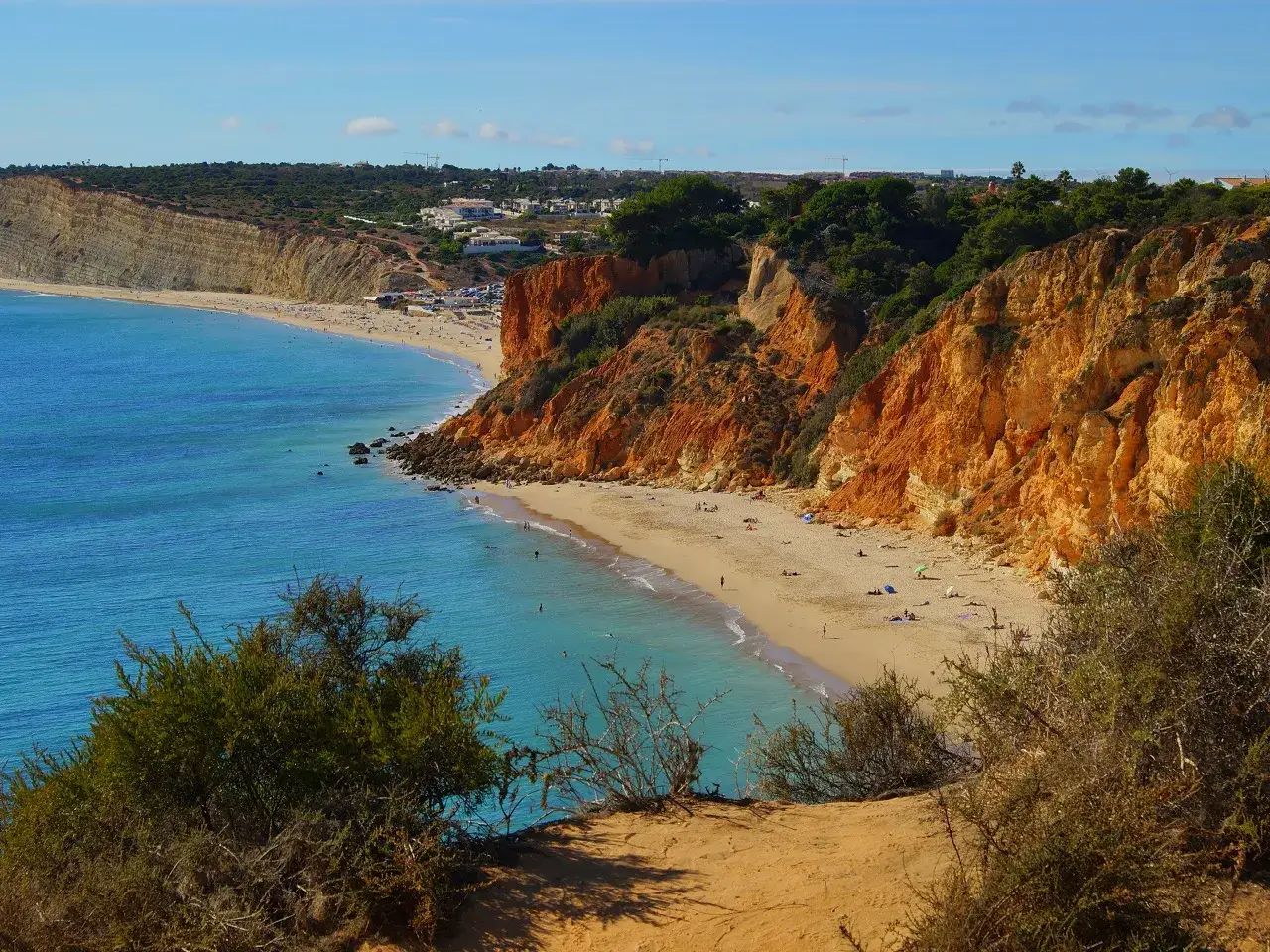 Piękna plaża z turkusową wodą i klifami, dowód na to, że Portugalia leży nad morzem.