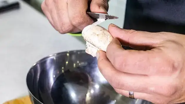 Jak prawidłowo czyścić pieczarki przed gotowaniem