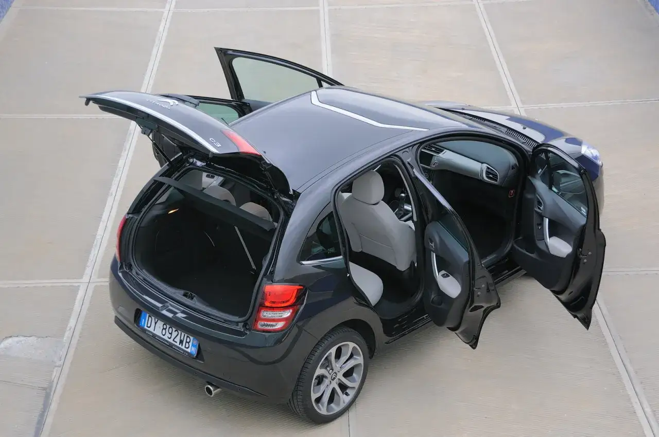 Citroën C3 con portiere e bagagliaio aperti, mostrando le dimensioni interne e la praticità per il carico.