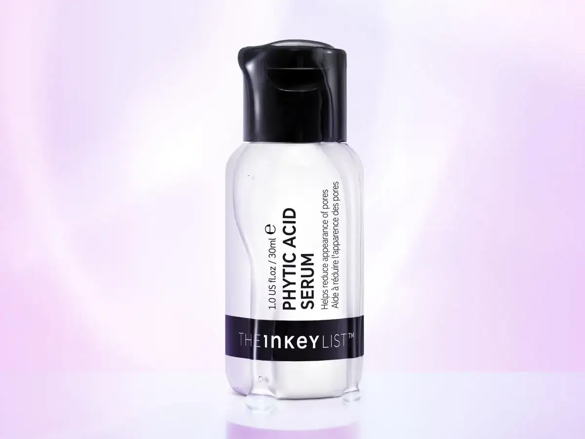 Serum z kwasem fitynowym od The Inkey List, kt&oacute;ry pomaga zmniejszyć widoczność por&oacute;w.