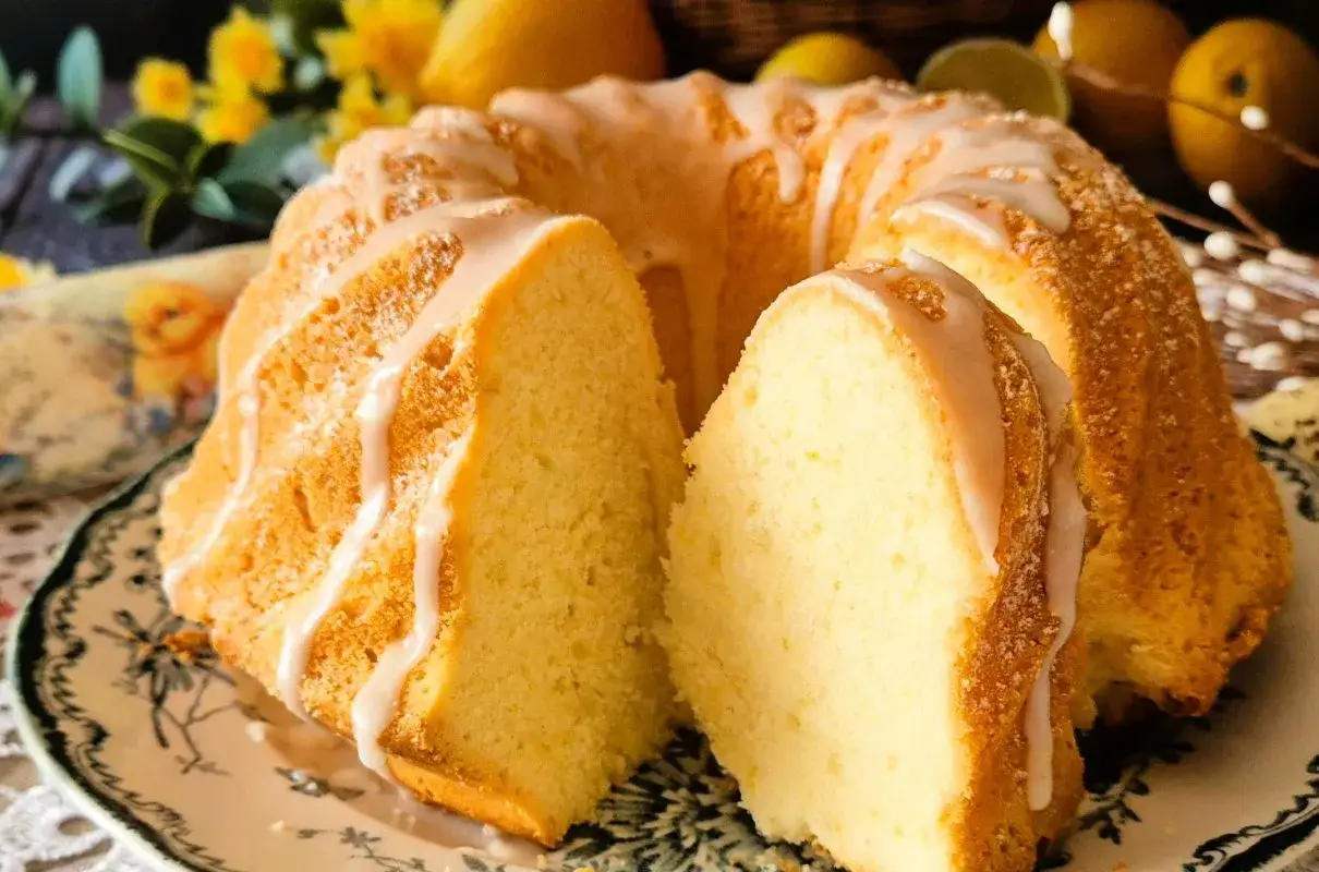 Puszysta babka cytrynowa z lukrem, idealna na wielkanocny stół. Ten przepis na babkę zachwyci każdego!
