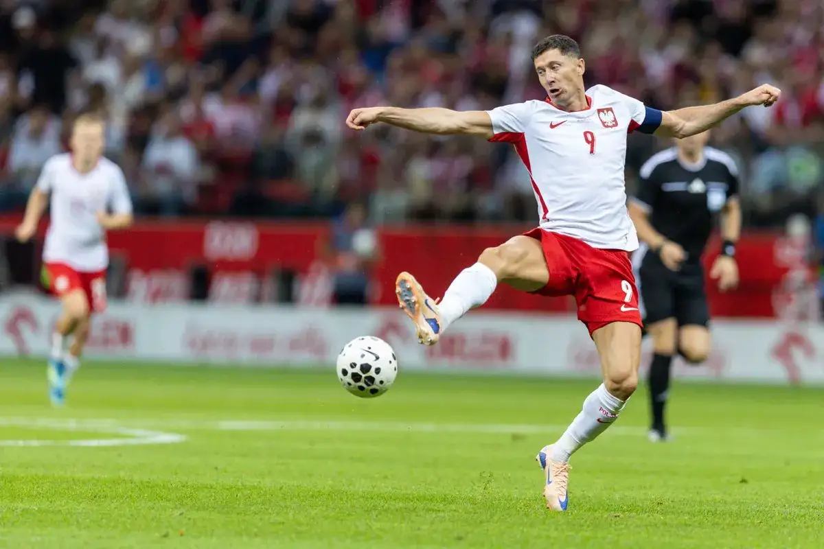 Piłkarz Robert Lewandowski w akcji podczas meczu Polska-Rumunia.
