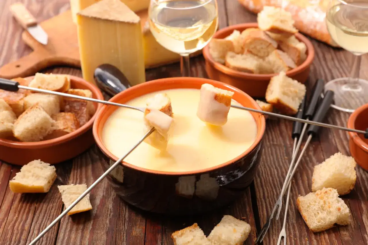 Une d&eacute;licieuse fondue savoyarde sans appareil, avec du pain et du vin blanc. Parfait pour un moment convivial.
