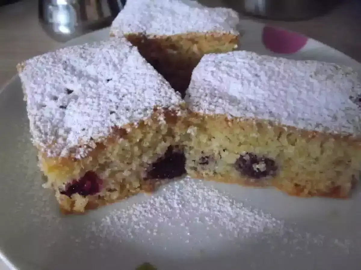 Fette di torta di more cosparse di zucchero a velo, pronte per essere gustate.