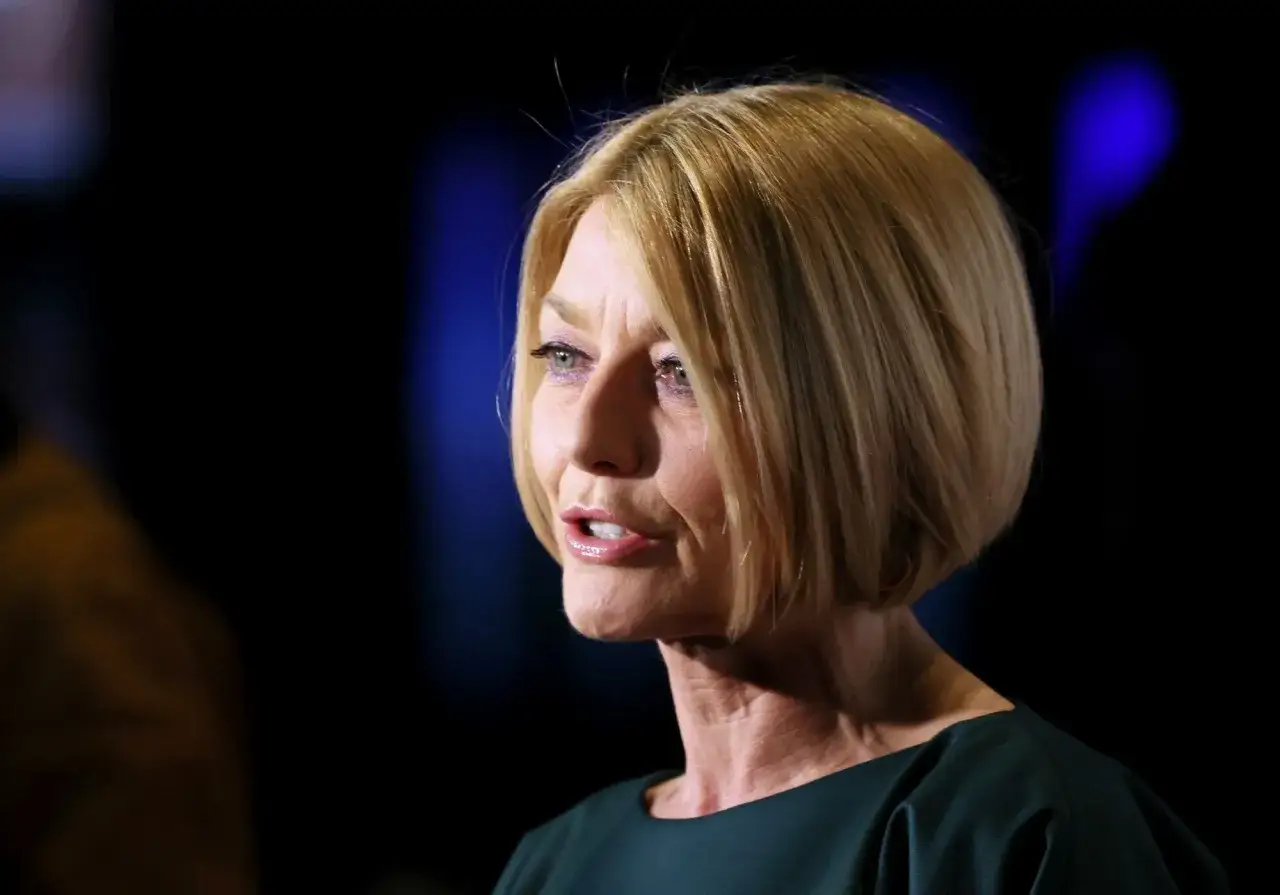 Zbliżenie na twarz Edyty Olszówki. Aktorka w ciemnej sukience, z blond włosami. Wiele osób zastanawia się, ile lat ma Edyta Olszówka.