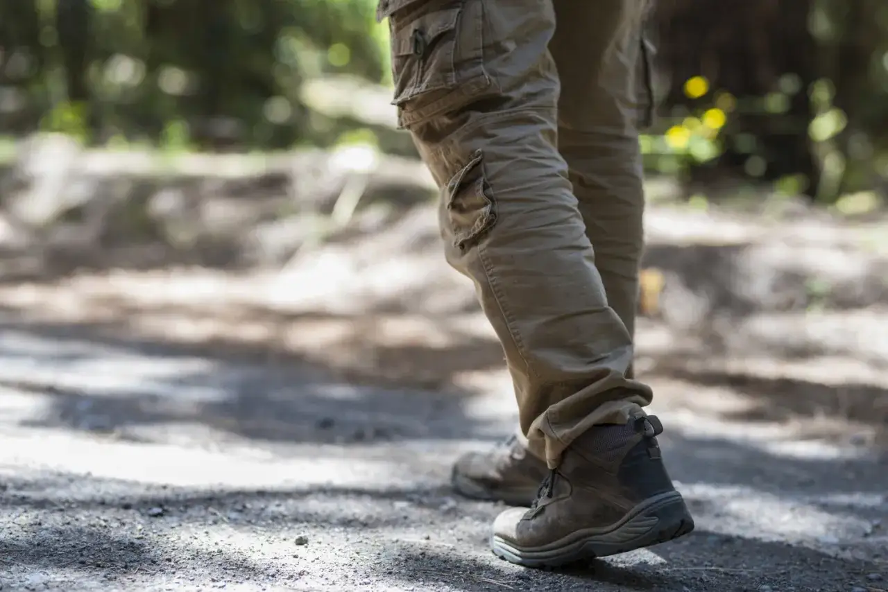 Cechy spodni trekkingowych profilowane kolana wentylacja