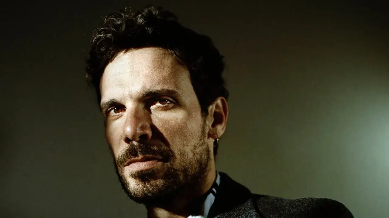 Primo piano di Francesco Montanari, con barba e capelli scuri. La sua altezza non &egrave; visibile, ma lo sguardo &egrave; intenso.