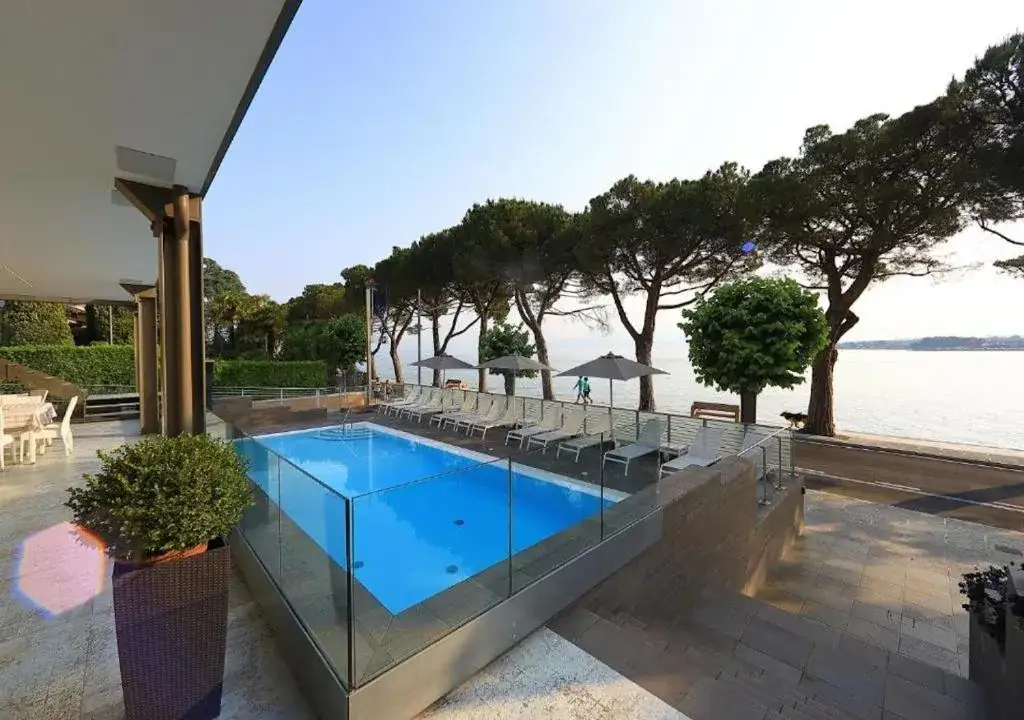 Hotel Peschiera del Garda piscina vista lago
