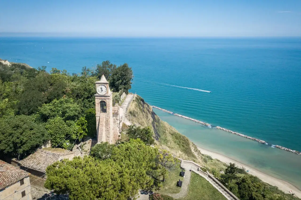 Torre dell'orologio a picco sul mare, un gioiello da scoprire a Fiorenzuola di Focara. Vista panoramica sull'Adriatico.