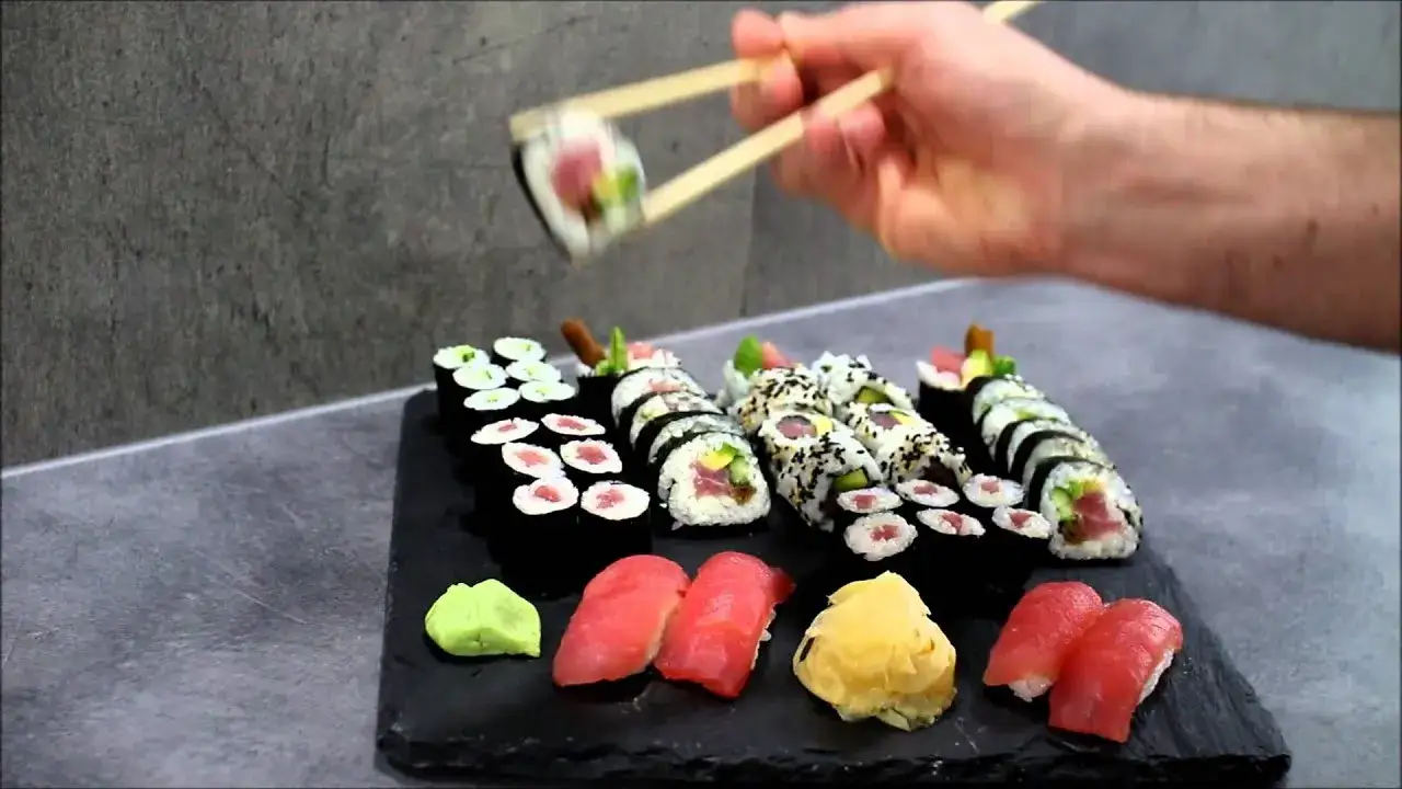 jak jeść maki sushi pałeczkami