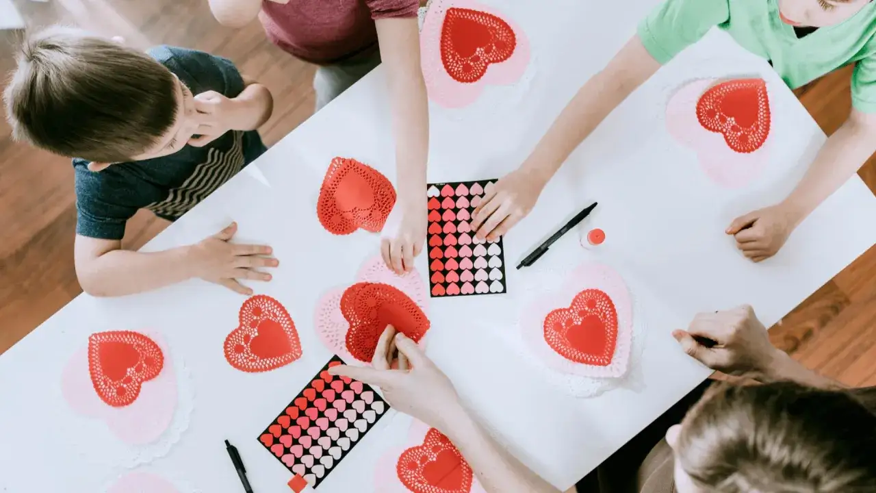 Famiglia unita per San Valentino, i figli creano cuori con adesivi e merletti.