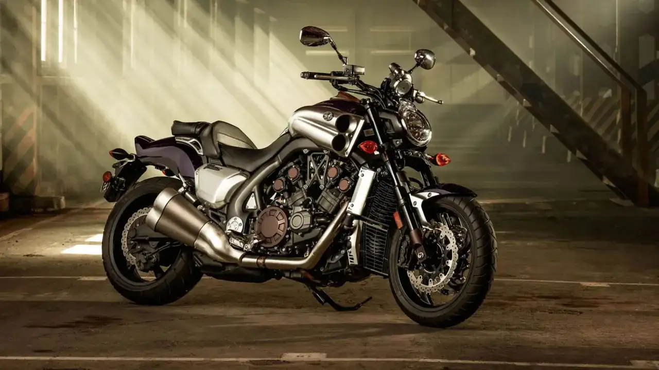 Potente V Max 1700, una bestia de metal pulido y potencia bruta, lista para rugir en la carretera.