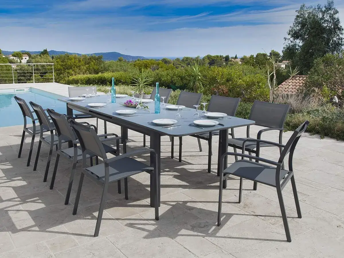 Table en aluminium avec chaises, prête pour un repas en plein air. L'inconvénient table aluminium ? Elle peut être froide au toucher par temps frais.